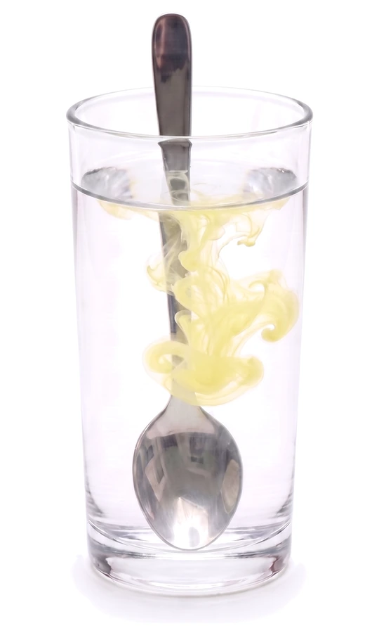 Zalej 250 ml zimnej wody, soku lub koktajlu