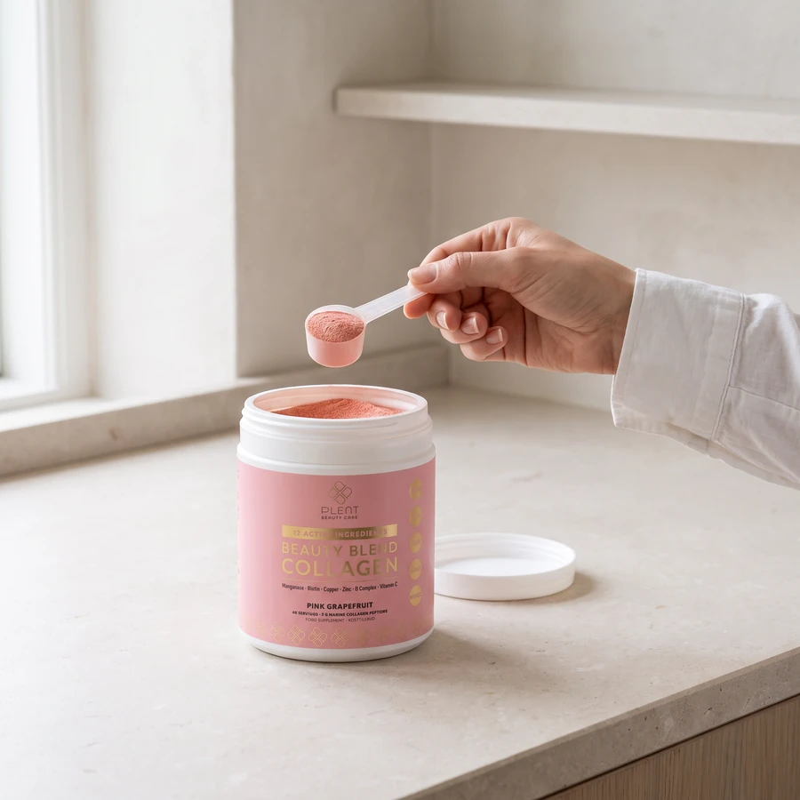 Odmierz jedną płaską miarkę kolagenu Plent BEAUTY ze słoika