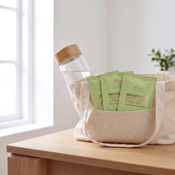 Saszetki Plent BEAUTY spakowane do torby obok butelki z wodą